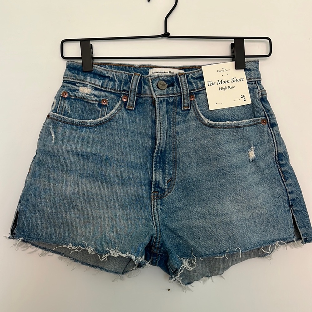 Abercrombie curve love mom high rise short size 2 / 26 light wash NWT